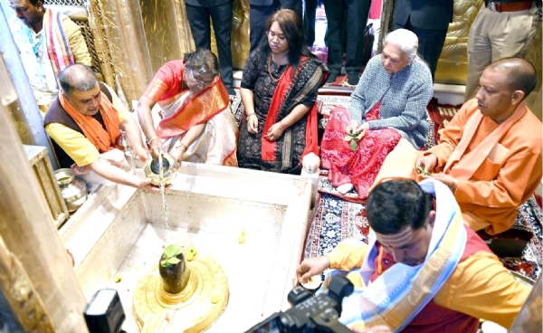 President offers prayer at Kashi Vishwanath Temple, attends Ganga aarti