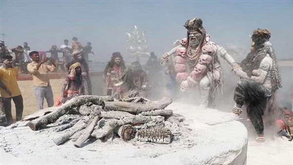 Ashes of pyre drench Kashi on Masan Holi - Hindusthan Samachar English