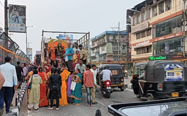 गुवाहाटीः ब्रह्मपुत्र नद में प्रतिमा विसर्जित करने के लिए रविवार को ले जाते हुए श्रद्धालुओं की तस्वीर।