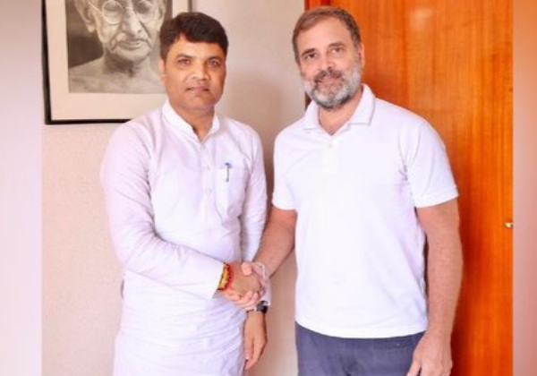 गुवाहाटी: एआईसीसी सचिव मनोज चौहान को असम कांग्रेस के सहप्रभारी नियुक्त के बाद की तस्वीर।। गुवाहाटी: एआईसीसी सचिव मनोज चौहान को असम कांग्रेस के सहप्रभारी नियुक्त के बाद की तस्वीर।।