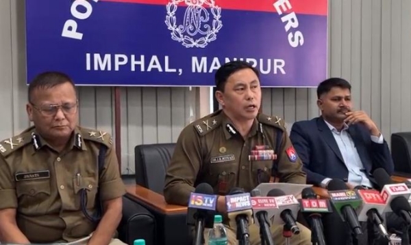 इंफाल: पुलिस महानिरीक्षक (अभियान) आईके मुइवा  मंगलवार को राज्य पुलिस मुख्यालय में आयोजित एक संवाददाता सम्मेलन को संबोधित करते हुए।