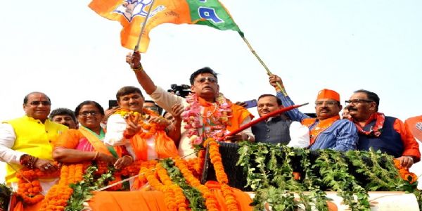 Massive crowd throng road show of film actor, GorakhpurMP Ravi Kishan in Kanpur 