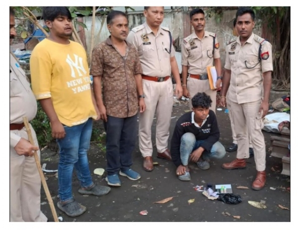 Image of the two arrested peddlers with fake currencies and heroin.