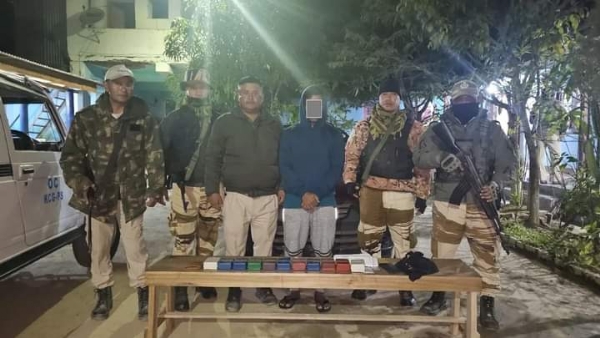 मणिपुर में हेरोइन के साथ गिरफ्तार तस्कर की तस्वीर।