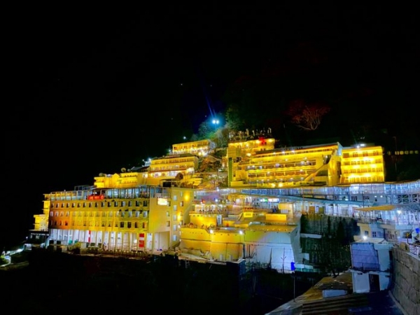 Over Four-Lakh Devotees Throng Vaishno Devi Shrine During Navratras