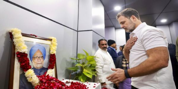 Cong Leaders Pay Tribute to Manmohan Singh at AICC Headquarters