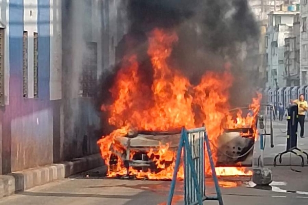 Car catches fire in Howrah 
