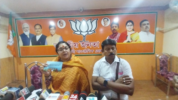 Hooghly: BJP accuses Trinamool of distributing purses to women, Trinamool rejects allegations, asks for proof