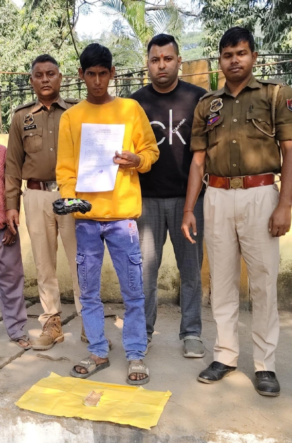 एसटीएफ द्वारा हेरोइन और नकदी के साथ पकड़े गए व्यक्ति की तस्वीर।