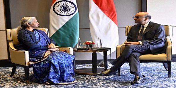 Nirmala Sitharaman meets  President of Singapore, discusses many issues