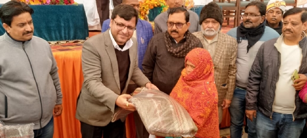 Blankets were distributed to the needy at Shreeshchandra Barat Ghar by Minister of State with Independent Charge, Nitin Agarwal