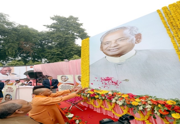 Chief Minister Yogi Adityanath paid floral tributes to the portrait of former Chief Minister