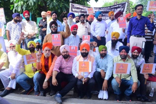 Sikh community stage protest condemning derogatory remarks on CM Yogi