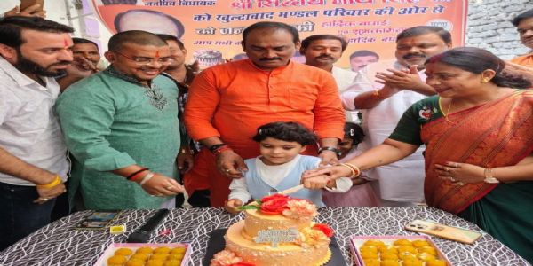 BJP workers celebrated birthday of MLA Siddharth Nath Singh with great pomp
