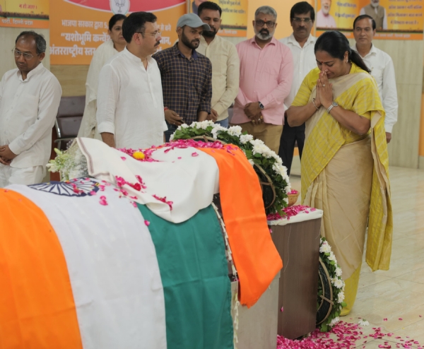 Chief Minister Pays Tribute to Vijay Kumar Malhotra at Delhi BJP Offic