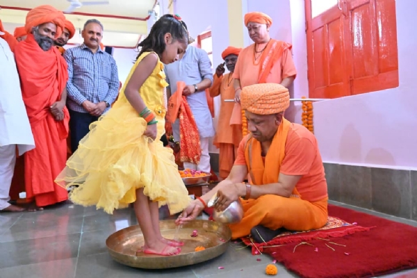 CM Yogi performs Kanya - Batuk Bhairav Pujan amidst Vedic rituals, serves food & offers dakshina