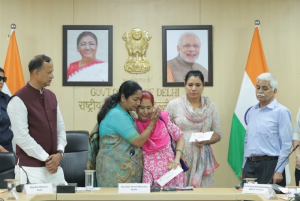 Families of 11 Government Employees Who Died on Duty During COVID Receive ₹1 Crore Each