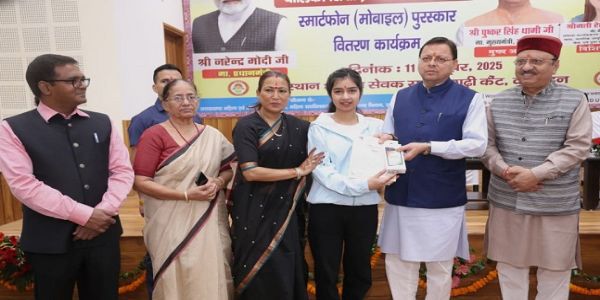 326 Meritorious Girls in Uttarakhand Receive Mobile Phones; Chief Minister Says Government Committed to Women Empowerment