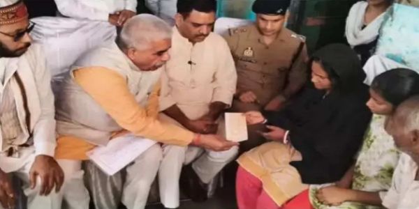 Raebareli Dalit lynching: Victim family gets cheque of Rs 6.92L, daughter to recive monthly stipend of Rs. 2.5k/month