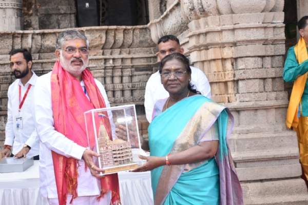 President Murmu Visits Lord Dwarkadhish Temple