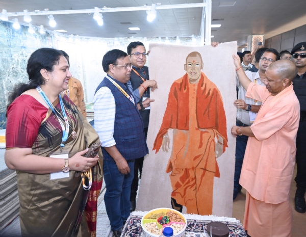 CM inaugurated the 49th Carpet Fair in Bhadohi