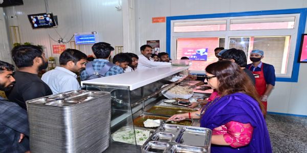 Ex-Mayor Abhilasha Gupta performs service in Maa Ki Rasoi to mark daughter’s b’day