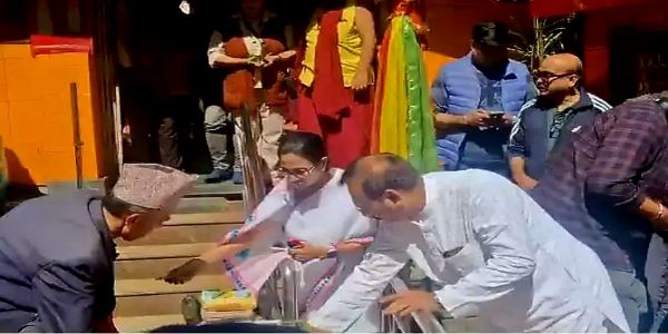 Mamata Banerjee offers prayers at Mahakal temple in Darjeeling