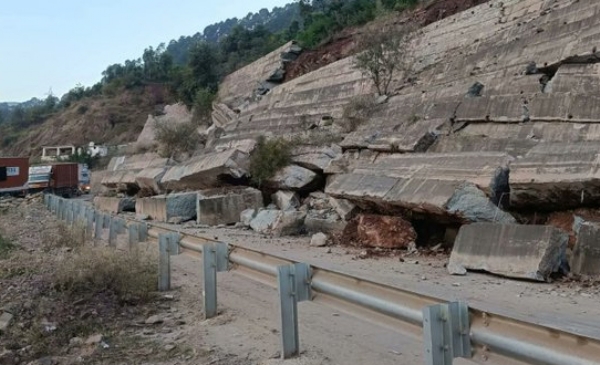 Portion Of Protection Wall Caves In On Jammu–Srinagar Highway, Traffic Disrupted