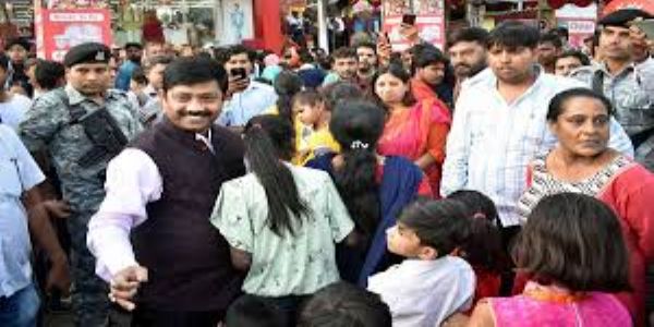 Minister Nandi and ex-Mayor helped 1490 children from 344 families perform Diwali shopping