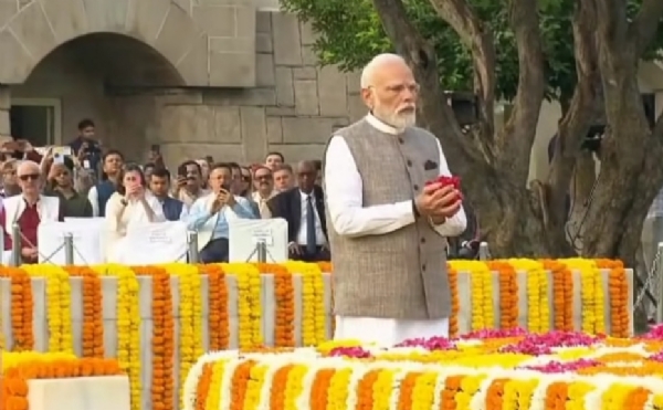 Prime Minister Narendra Modi paid heartfelt tribute to Mahatma Gandhi on the occasion of Gandhi Jayanti today at Rajghat.