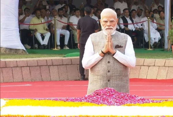 PM Modi pays tribute to Lal Bahadur Shastri at Vijay Ghat