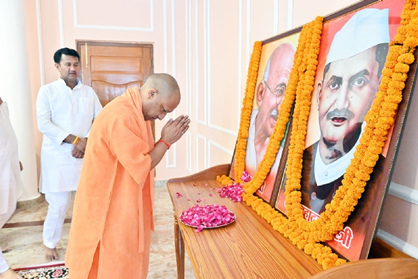 UP CM pays tributes to Bapu & Shastri on b’anniv’s
