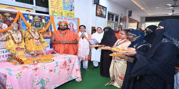 Muslim women perform aarti of Lord Ram, conveying global message of unity & peace