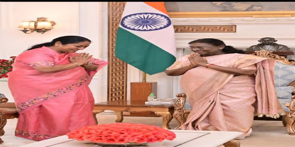 Delhi Chief Minister Meets President to Offer Diwali Greetings