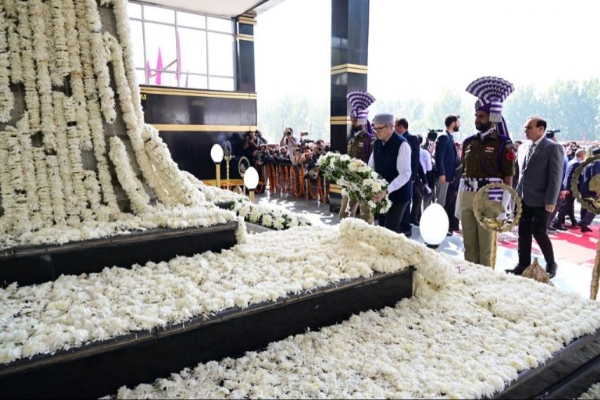 CM Omar Abdullah Pays Tributes To Police Martyrs At Zewan, Srinagar