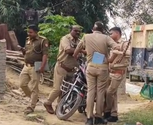 Police reached the spot and started investigating the matter Police reached the spot and started investigating the matter