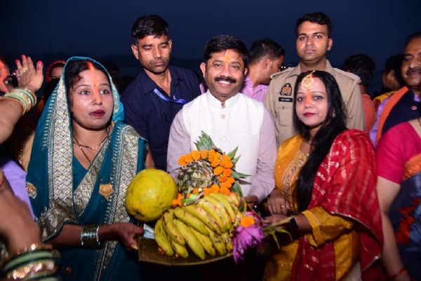 Minister Nandi performs worship, pays obeisance to Chhathi Maiya