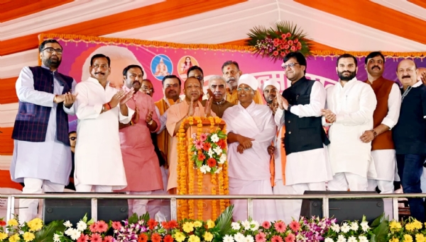 Yogi Adityanath visited the Vishwa Kalyan Ashram in Mustafabad Yogi Adityanath visited the Vishwa Kalyan Ashram in Mustafabad