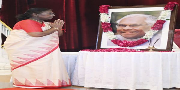 President Murmu Commemorates Former President K.R. Narayanan on Birth Anniversary