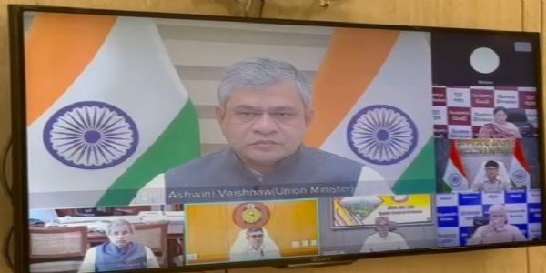 Ashwini Vaishnaw Chairs Preparedness Review for Cyclone Montha, Orders Precautionary Measures on East Coast