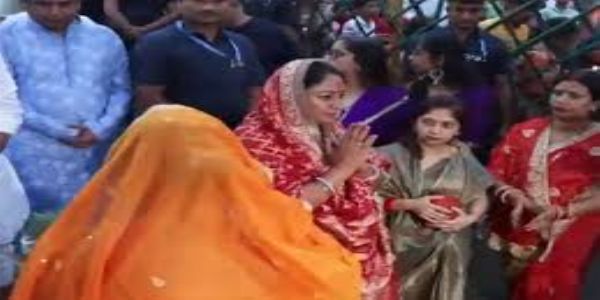 Delhi CM Rekha Gupta Offers Arghya at Haathi Ghat, Prays for Citizens’ Prosperity on Chhath Puja
