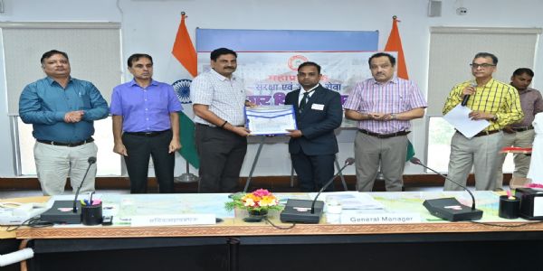 GM NC Rly felicitated 10 railway employees with safety awards