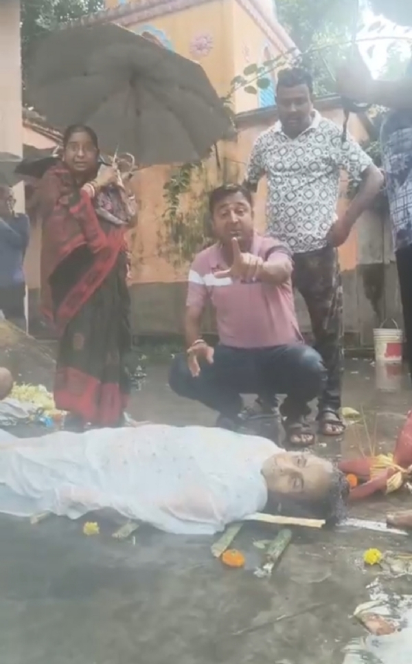 Bodies drenched, families broken: A cry for dignity at Baidyabati crematorium Bodies drenched, families broken: A cry for dignity at Baidyabati crematorium