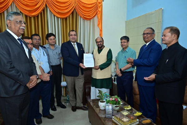 State Higher Education Minister Yogendra Upadhyaya handed over the operating authorizations and letters of intent State Higher Education Minister Yogendra Upadhyaya handed over the operating authorizations and letters of intent