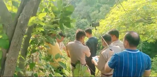 घटनास्थल पर पुलिस।