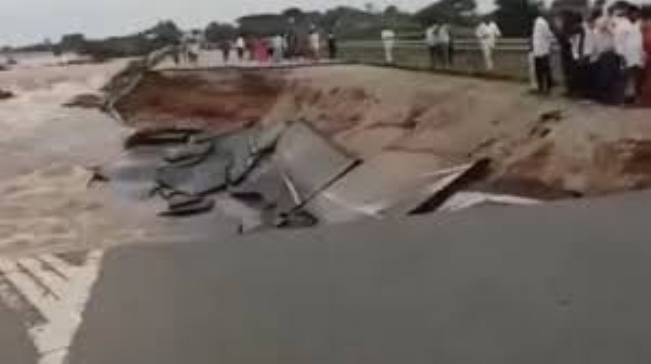 Hyderabad–Srisailam Highway Collapses Amid Heavy Rains from Cyclone Montha Hyderabad–Srisailam Highway Collapses Amid Heavy Rains from Cyclone Montha