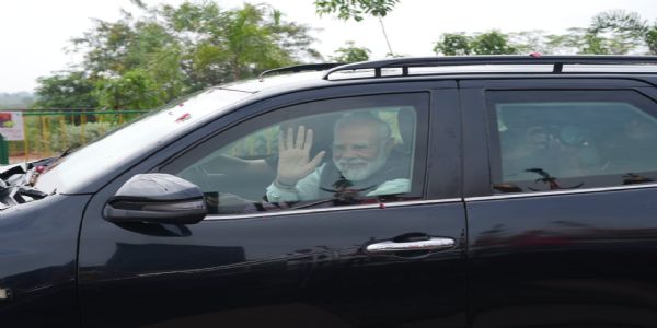 PM Modi Witnesses Gift of Life at Raipur Hospital, Pledges to Replicate Model in Varanasi