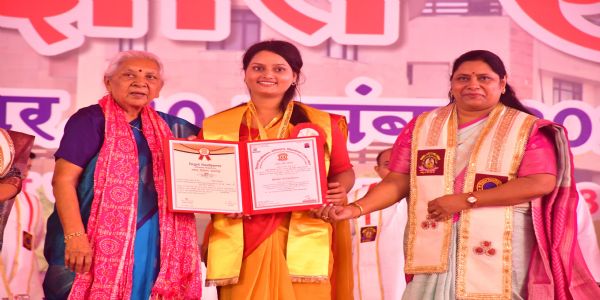 UP Guv presents gold medals to 37 meritorious students at 9th convocation of Siddharth University