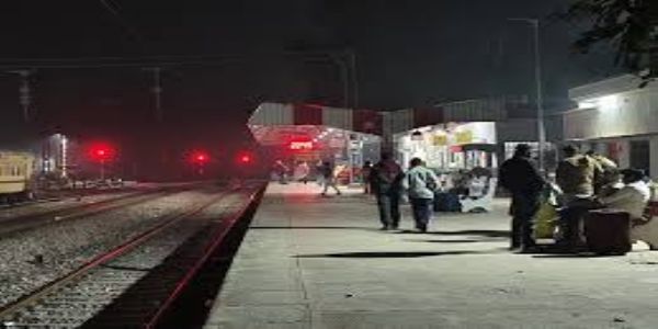 Railway track fractured, leaving three trains stranded at different stations, track repair work till wee hrs, causing inconvenience to passengers