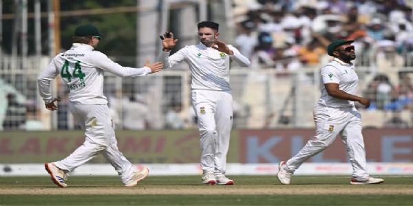 India Snatch Slender 30-Run Lead as Bowlers Dominate Kolkata Test